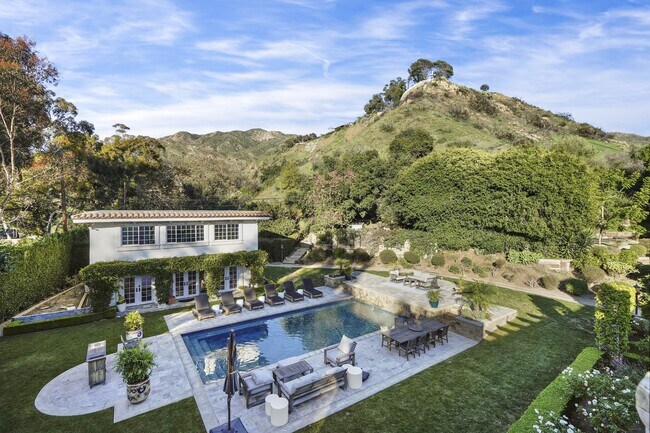 Building Photo - 23255 Mariposa De Oro St