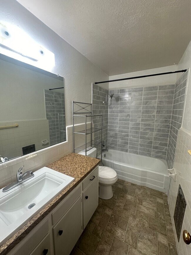 Building Photo - Cozy and Comfortable 3 Bed Home! Sandia Sc...