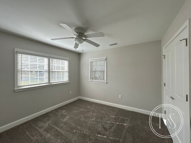 Building Photo - 515 Fraser Dr