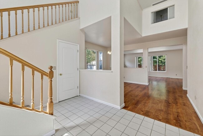 Building Photo - 5 Bedroom Home Close to UNR!