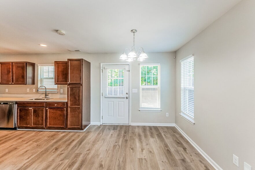 Building Photo - 821 Skinner Dr