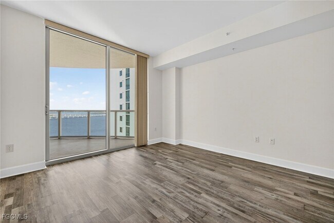 Building Photo - 3000 Oasis Grand Blvd