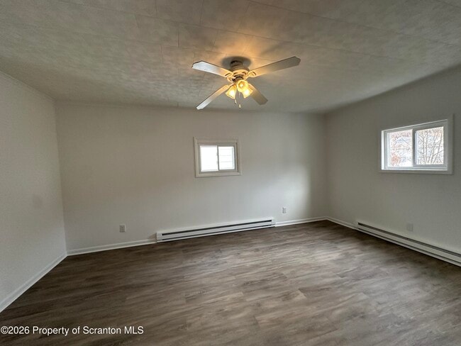 Building Photo - 732 Main St