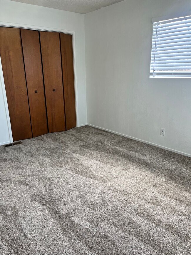 Building Photo - 2 bedroom, 1 bath condo with garage