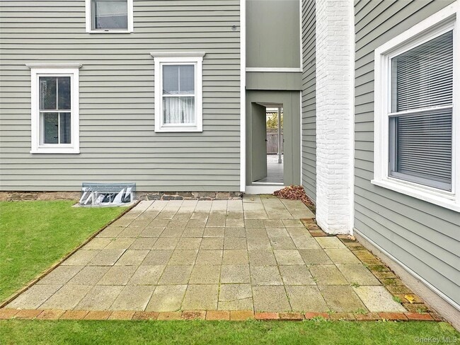 Building Photo - 611 Main St