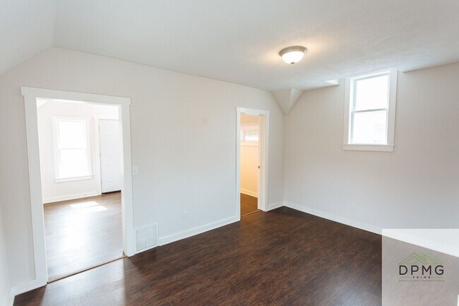 Building Photo - 322 E Hillsdale St