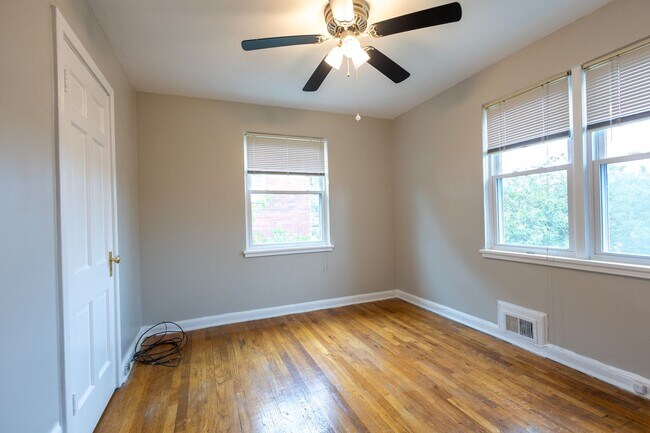 Building Photo - Lovely 3 BR/2 BA Semi-Detached Home in Nor...