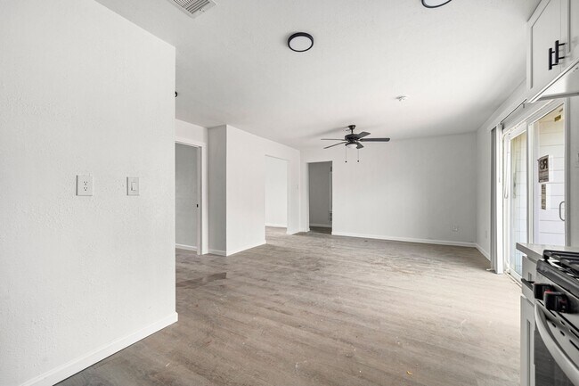 Building Photo - 404 Glenmore Dr