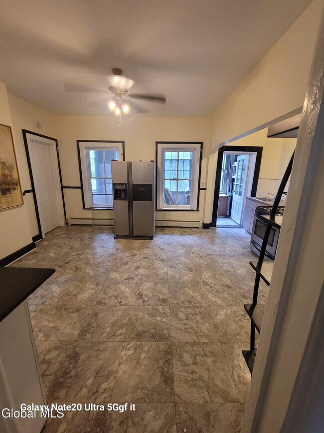 Building Photo - 305 2nd St