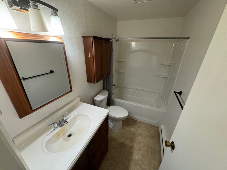 Building Photo - 4913-4915 N Drury Rd