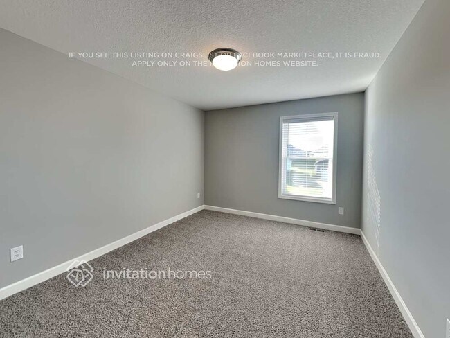 Building Photo - 10922 Glacier Ln N