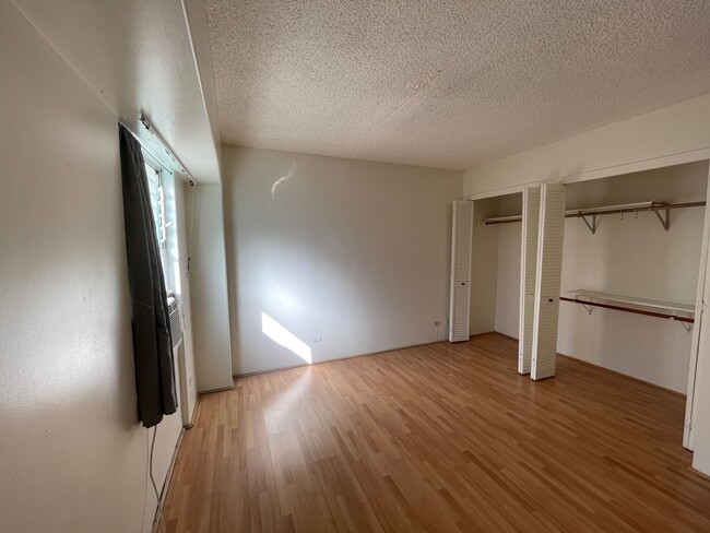 Building Photo - 2 Bedroom 1.5 Bathroom at Keoni Ana Waikik...