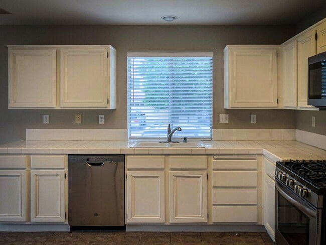 Building Photo - 3 Bedroom Home in the Desirable Paloma Del...