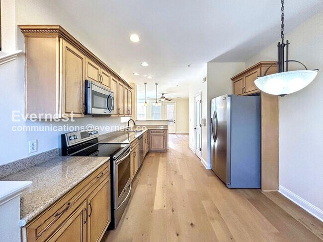 Building Photo - 2 Bed/4 Bath Condo with Detached Garage / Pet-Friendly / Available Now!