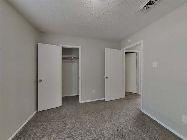 Building Photo - 2802 N Spring Dr