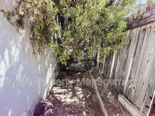 Building Photo - 525 Cedar St SE