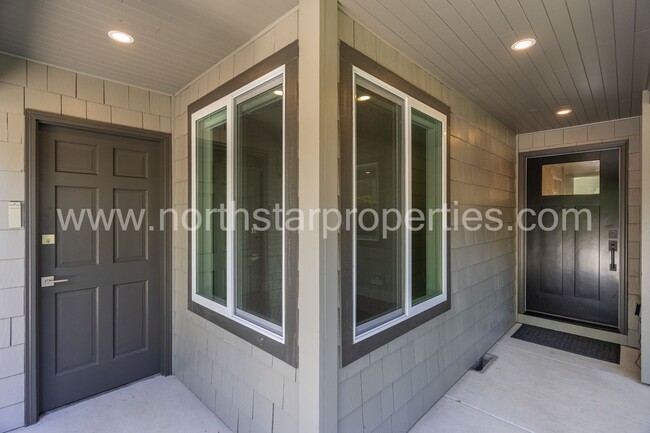 Building Photo - Beautifully fully remodeled Lake Oswego Du...