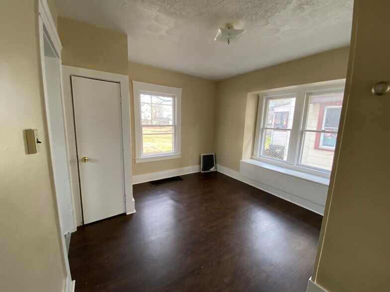 Primary Photo - 350 Laird Ave NE
