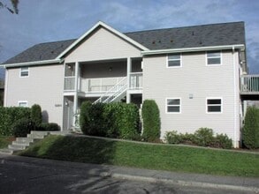 Building Photo - 2 Bed, 1 Bath 2nd Floor Unit in Lettered Streets District