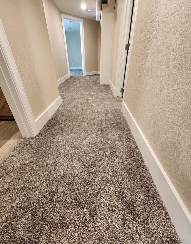 Building Photo - Completely remodeled 5 bed 2 bath home