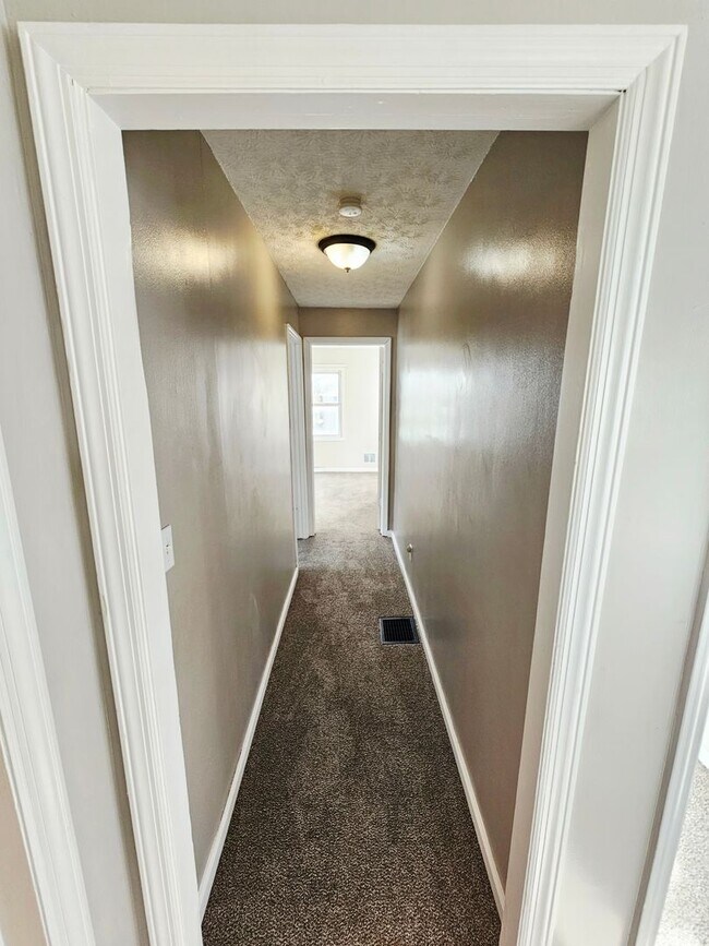 Building Photo - Move-In Ready 3BR/1BA Home w/ 2-Car Garage | Recently Updated