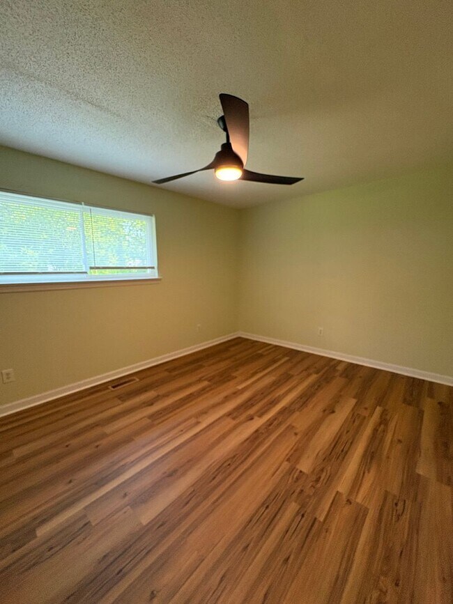 Building Photo - 3 Bedroom 2.5 Bath House