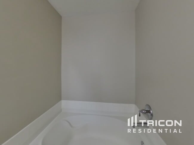 Building Photo - 6245 Monteo Dr