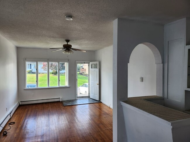 Building Photo - 648 E Scott St