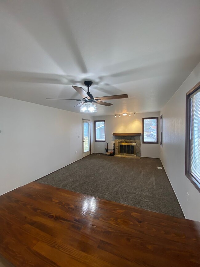 Building Photo - Well maintained (1) bedroom, (1) bathroom ...