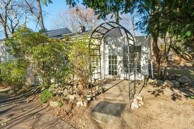 Primary Photo - 2 Cross Hwy