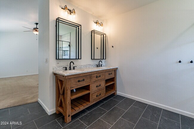 Building Photo - 1449 W Antiqua Dr