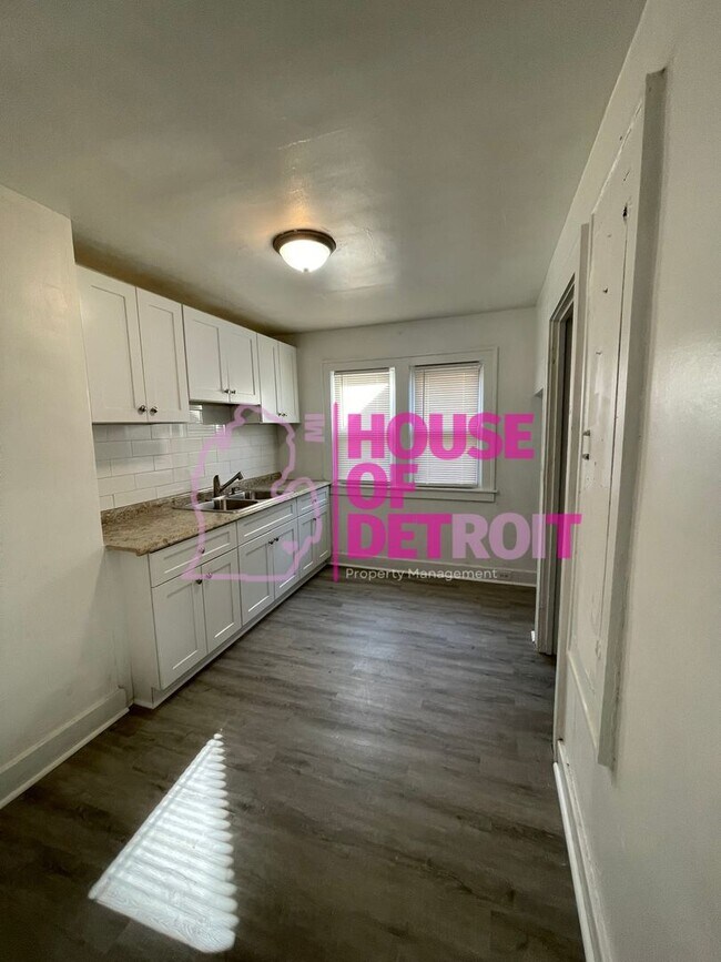 Building Photo - SECTION 8 ONLY | 4 BEDROOM | 3 BATH | FREE...