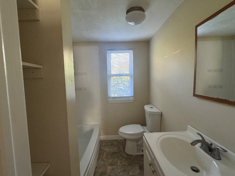 Building Photo - 8 Walnut Ave