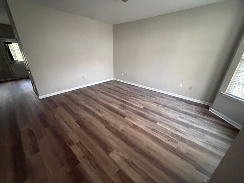 Building Photo - Room in Townhome on Timber Ridge Dr