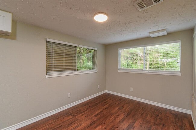 Building Photo - 507 Sioux River Rd