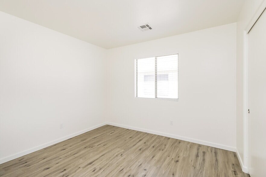 Building Photo - 977 E Graham Ln