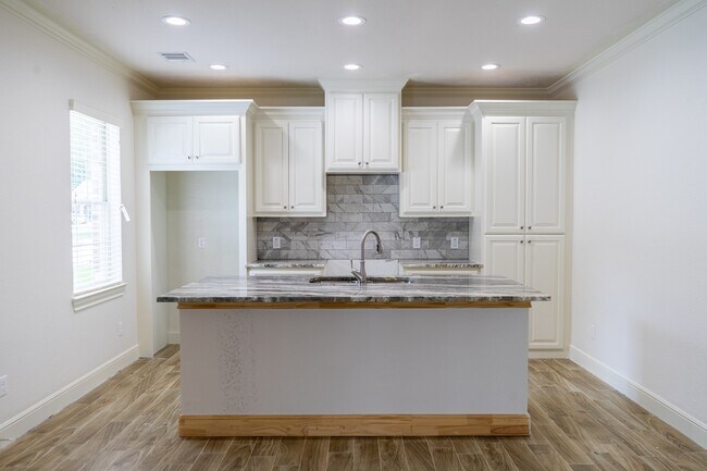 Building Photo - 2548 Appian Wy
