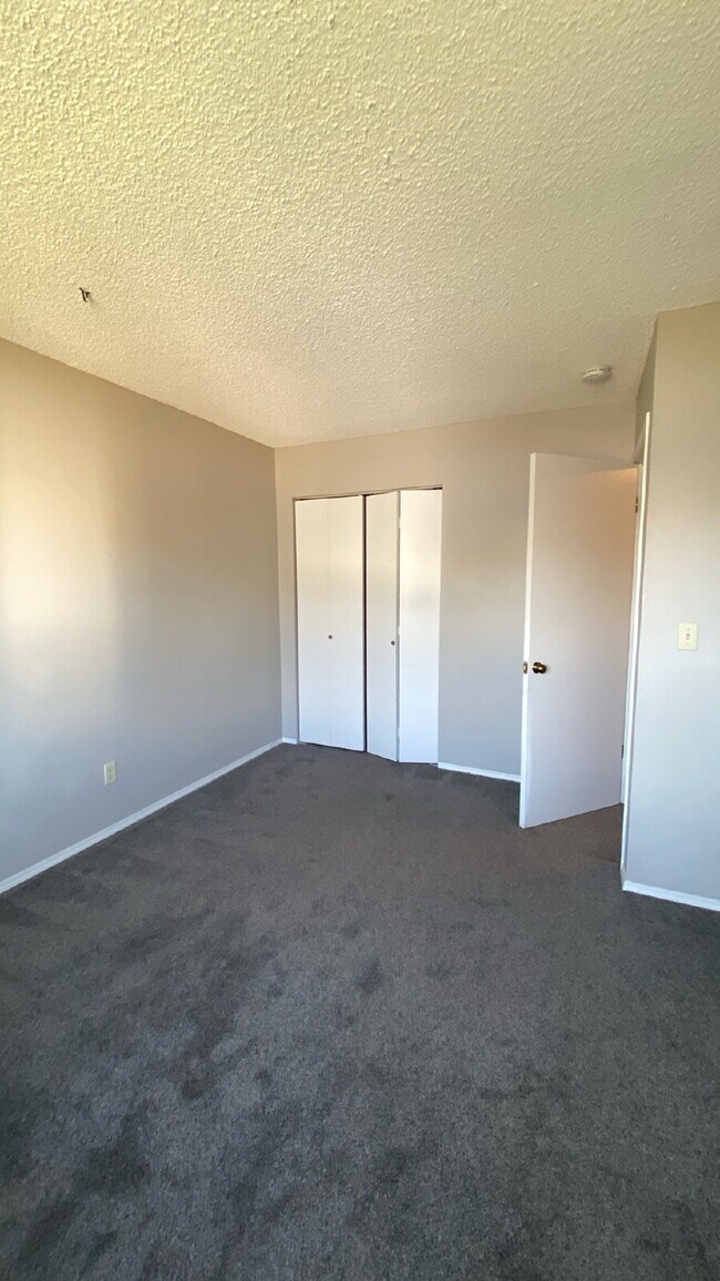 Building Photo - 2 bedroom townhome - Soaring Eagle