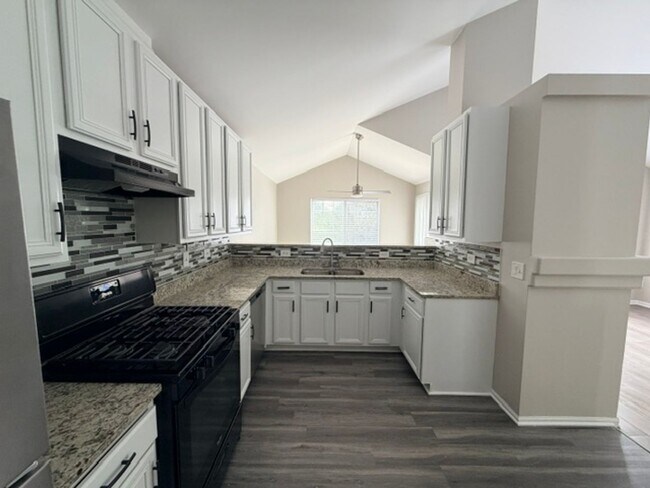 Building Photo - Beautiful and cozy home with 3 bedrooms and 2 full bathrooms and finished basement
