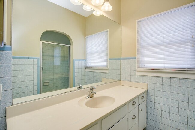 Building Photo - 4725 Kensington Dr