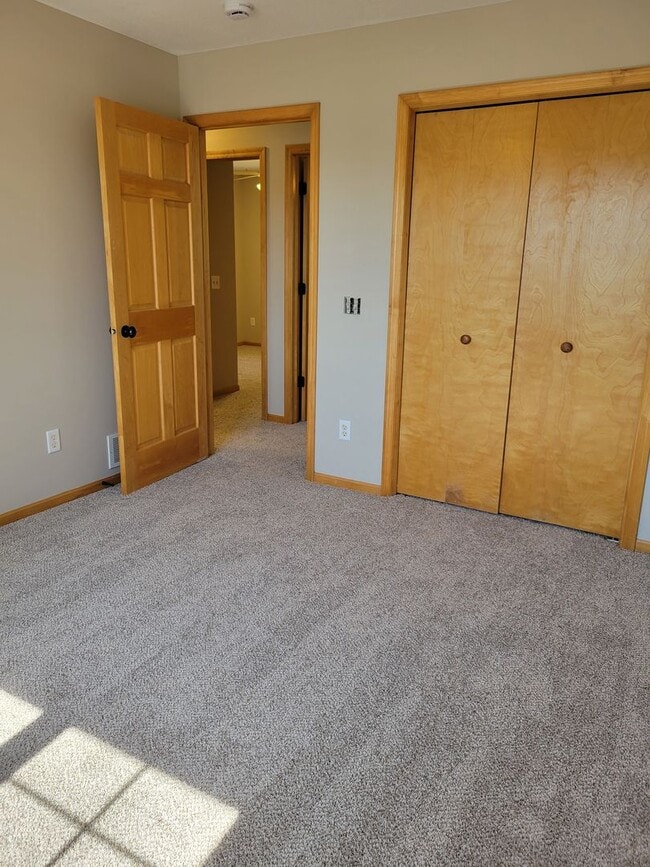 Building Photo - 3 Bedroom Townhouse - Middle Unit