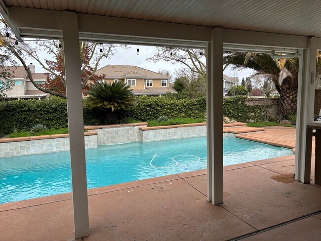 Building Photo - Lakeside Community Beauty