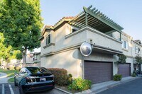 Building Photo - 2 Bed 2 Bath End Unit Townhouse with Amazing View in Rancho Cucamonga!