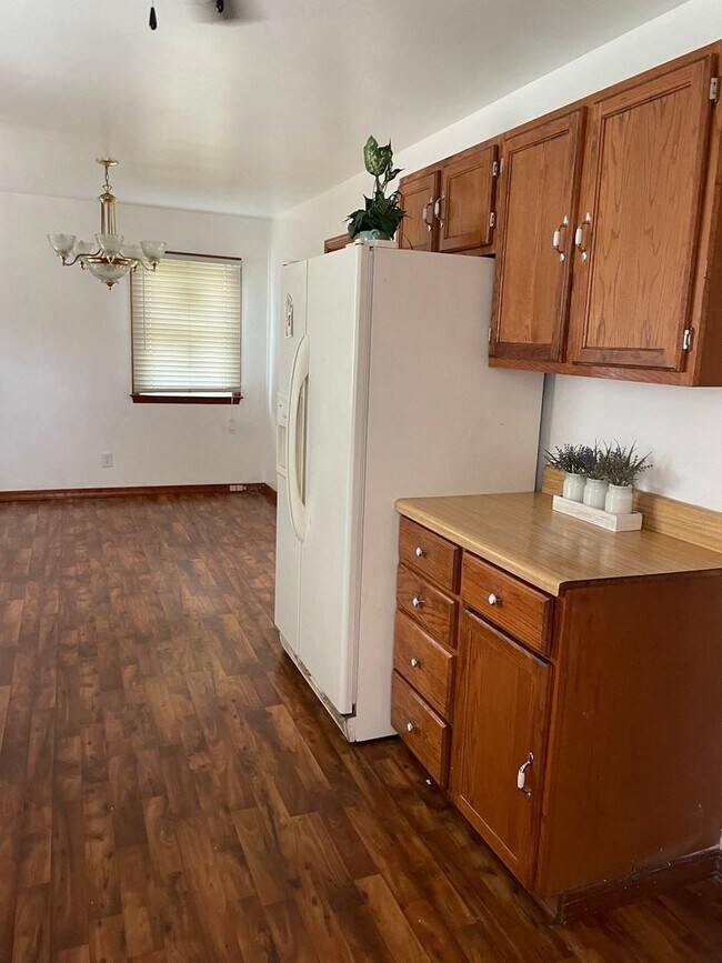 Building Photo - 4 Bedroom 1.5 Bath Large Yard