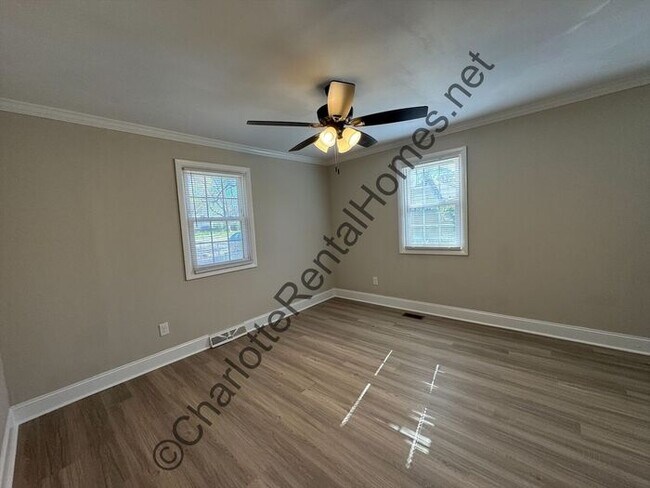 Building Photo - Updated 4 bedroom 2 bathroom home with back deck & large storage shed in Gastonia!