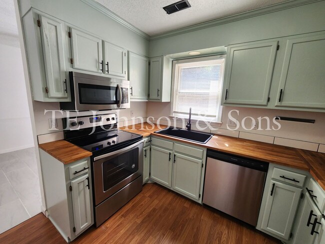 Building Photo - Stylish Townhome with Ensuite Baths & Comm...