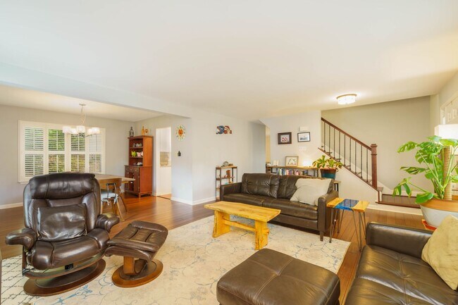 Building Photo - Meticulously Maintained 4 BR 2.5 BA Home in Burke, VA