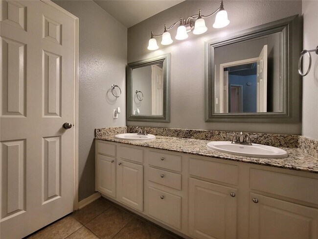 Building Photo - 8011 Aspen Dr