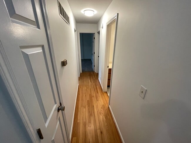 Building Photo - Beautiful Home Large Garage Highly Desired For Rent