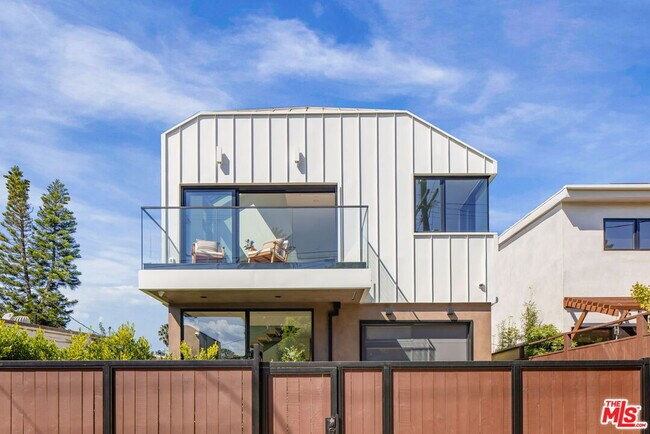 Building Photo - 822 Superba Ave